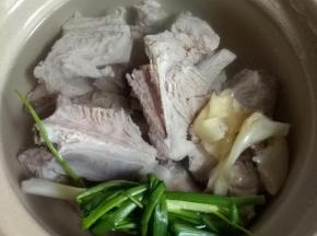 用砂锅倒入适量清水，放入焯好水的排骨，放入料酒1茶匙，葱，姜片