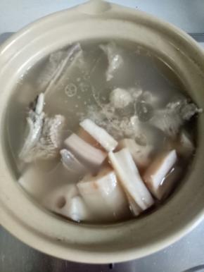 大火烧开，继续焖半小时左右，最后加入盐，味精调味即可