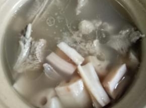 大火烧开，继续焖半小时左右，最后加入盐，味精调味即可