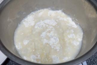 面粉放在小盆里，把烧开的水边倒在面粉上边搅拌；烫面水量要比平时冷水活面的水量稍多一些；