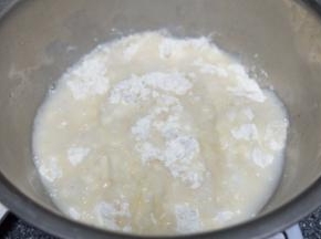 面粉放在小盆里，把烧开的水边倒在面粉上边搅拌；烫面水量要比平时冷水活面的水量稍多一些；