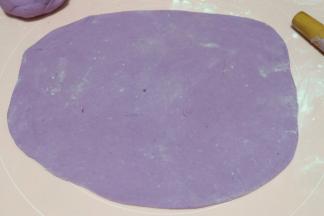 静置好的面团取出来，分成两个小面团，揉圆后擀开；（分成几个要看自己用什么工具烙饼，我用的是电饼铛，饼盘比较大，分成两个正好，如果用平底锅，这个份量的面团至少要分三个才行；）