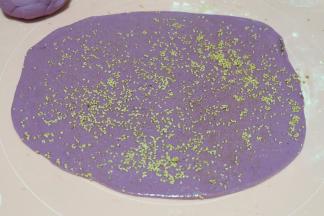 在饼上刷一层食用油，再撒上盐、椒盐、熟白芝麻；