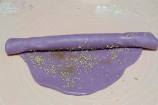 在饼上刷一层食用油，再撒上盐、椒盐、熟白芝麻；