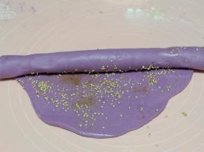 在饼上刷一层食用油，再撒上盐、椒盐、熟白芝麻；