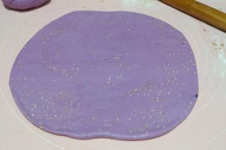 再用擀面杖擀开，成一个圆的大饼，不能太厚，薄一点的好吃；