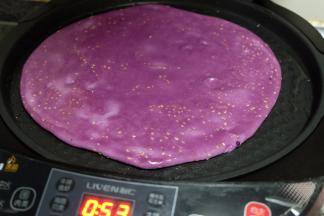 电饼铛通电预热，饼铛内刷一层油，把饼放进去。电饼铛是上下盘都加热的，饼上可以刷一遍油，也可以像我这样，把饼放进去以后蘸了油再翻个面，然后再盖上电饼铛，这样两面就都有油了；（面饼的颜色终于恢复正常了）