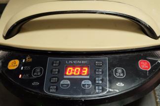 电饼铛选小火，自主烙烤，4－5分钟左右即可；