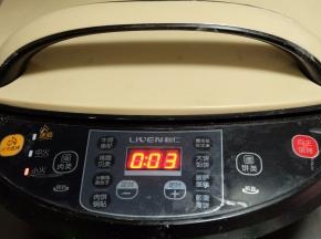 电饼铛选小火，自主烙烤，4－5分钟左右即可；