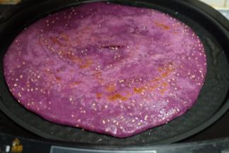 打开饼铛，两面上色，饼成熟了就可以取出来了，切成小块就可以开吃了；