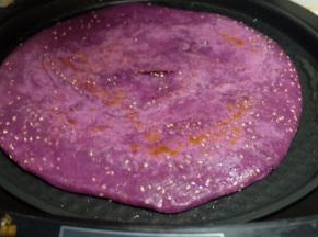 打开饼铛，两面上色，饼成熟了就可以取出来了，切成小块就可以开吃了；