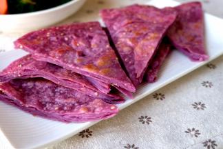 放在阳台光线好的地方，这紫色还是挺不错的吧，而且饼很软，吃起来又有点嚼劲，咬一口，还有椒盐的和芝麻的香味，好吃极了！