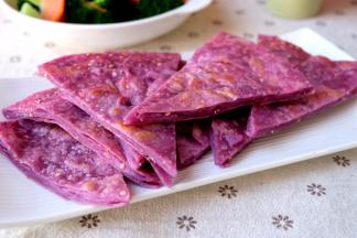 女儿看到的时候直说：妈妈，这个饼的颜色太美了！吃早餐的时候吃了好几块呢。如果你也喜欢这种面食，不如也动手制作一份吧，如果不用电饼铛，还可以用平底锅哦。