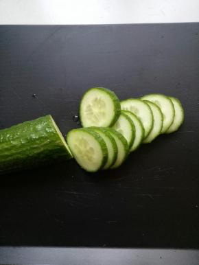 黄瓜洗净切薄片