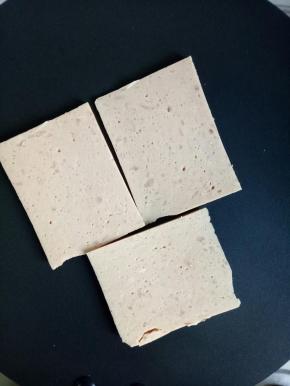 不粘锅刷油，放入午餐肉中小火把两面煎至微黄