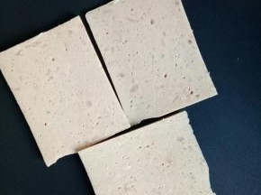 不粘锅刷油，放入午餐肉中小火把两面煎至微黄