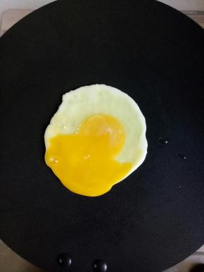 不粘锅倒油加热，打入鸡蛋，小火慢煎，煎至凝固铲出