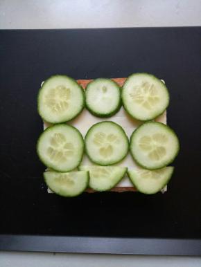 再铺上一层黄瓜片