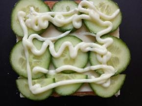 挤上沙拉酱