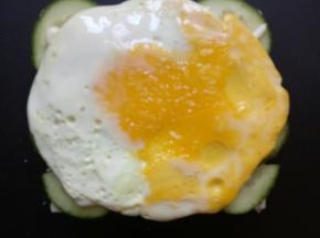 放在黄瓜片上