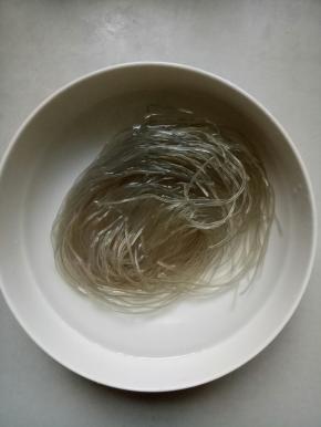 粉丝用温水泡发大约10分钟左右