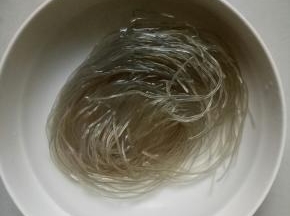 粉丝用温水泡发大约10分钟左右