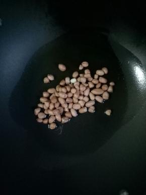 热锅倒油，加入花生米不断翻炒，听到噼噼啪啪的声音，花生颜色变红就可以出锅了