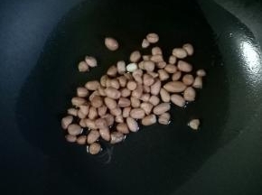 热锅倒油，加入花生米不断翻炒，听到噼噼啪啪的声音，花生颜色变红就可以出锅了