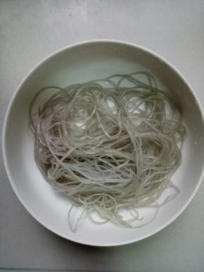 泡发好的粉丝捞出