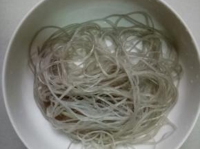 泡发好的粉丝捞出
