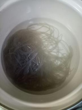 锅里烧开水加热，加入粉丝，大约半分钟左右马上捞出