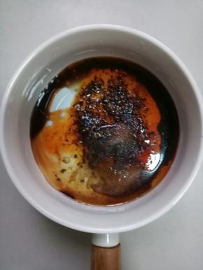 用一大碗，放入辣油1茶匙，生抽1茶匙，香醋1茶匙，香油半茶匙，花椒粉1小勺，糖半茶匙，盐1小勺，鸡精1小勺，再加入开水1小碗调匀