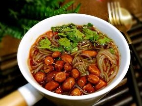 放在调料碗里，加上花生米，撒上香菜即可