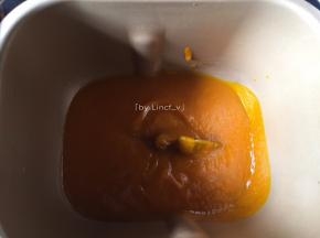 先将细砂糖和南瓜泥倒入面包机桶中
