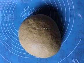 再将面团揉匀排出空气
