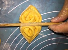 用筷子在中间一压，再抽出筷子即造型好
