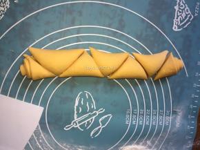 .用刀左右交互切出三角形
