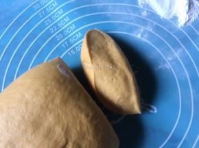 排了气的面团切开一个切面几乎无气孔哦
