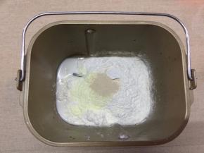 把材料中除黄油外的所有材料混合放进面包机内，运行一个揉面程序，10分钟