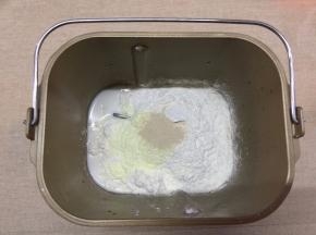 把材料中除黄油外的所有材料混合放进面包机内，运行一个揉面程序，10分钟