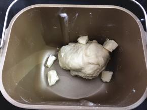 程序结束后加入软化的黄油，继续运行一个揉面程序，10分钟