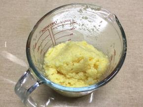 此时可制作椰蓉馅，黄油提前软化，所有材料混合均匀即可，放置于冷藏室待用