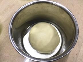 程序结束后，取出面团状态，可拉出厚而富有弹性的膜即可