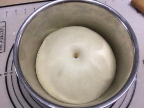 此时检查面团发酵程度，体积约两倍，手指戳洞后洞口有轻微回缩即可