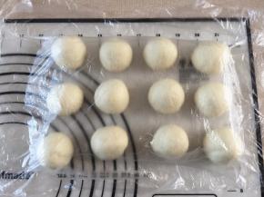 将面团分成12等份，揉圆静置10分钟