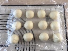 将面团分成12等份，揉圆静置10分钟