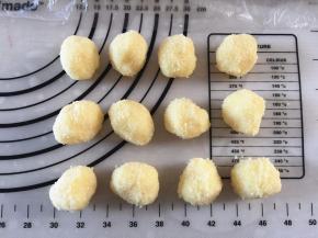 将椰蓉馅分成12等份