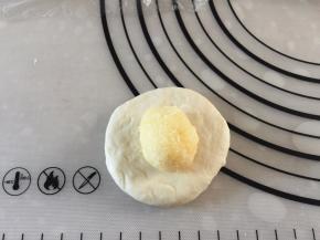 将小面团擀圆，大小刚好可以包住椰蓉馅，不能太大