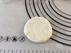 将小面团擀圆，大小刚好可以包住椰蓉馅，不能太大