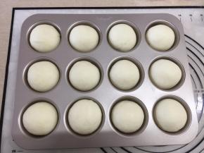 盖上保鲜膜，送进烤箱中发酵30分钟